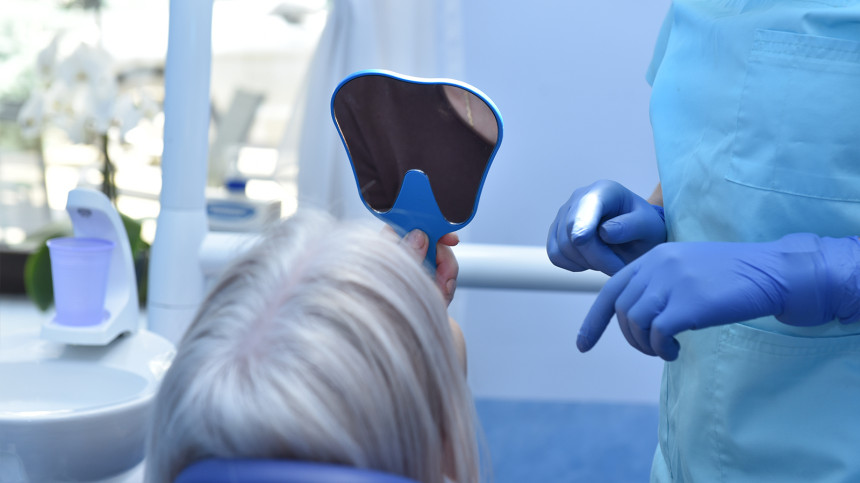 3 semne că ar trebui să mergi la dentist